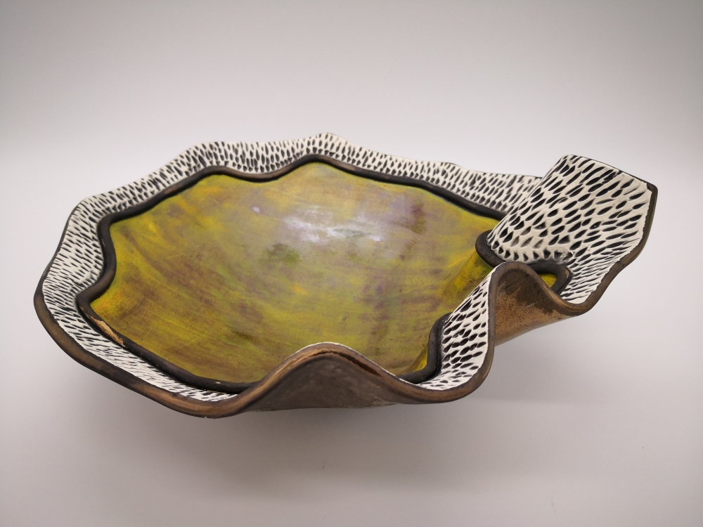 Unikatna glinena skleda za sadje.