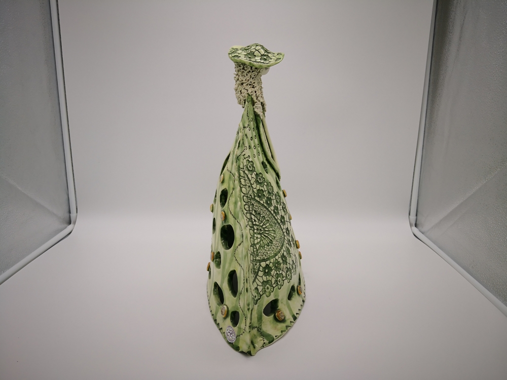 Unikatna punčka - Punčara, pod katero se lahko postavi svečko. Punčkina krinolina se nato čudovito zablešči tudi ponoči:)