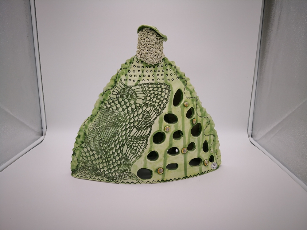 Unikatna punčka - Punčara, pod katero se lahko postavi svečko. Punčkina krinolina se nato čudovito zablešči tudi ponoči:)