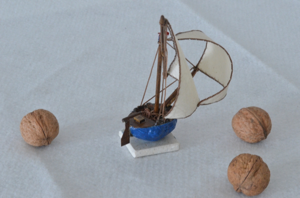 Dalmatinska ribiška ladica Bracera izdelana na orehovo lupinici.