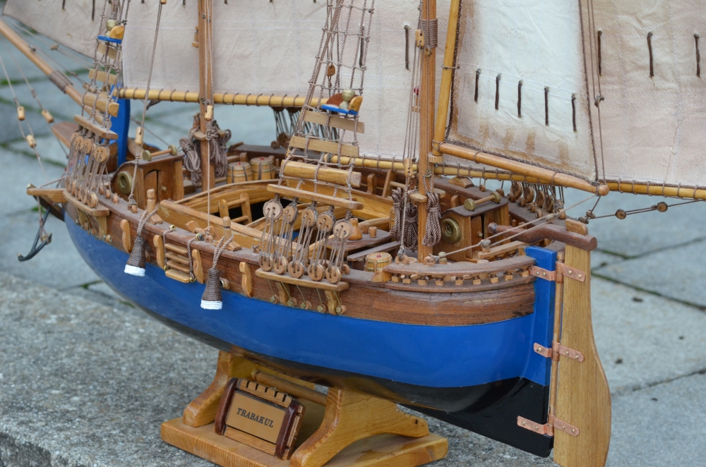 Starohrvaška ribiška ladja Trabakul. Ladja je plod tri mesečnega ročnega dela. Izdelana do podrobnosti iz različnih lesenih materialov.