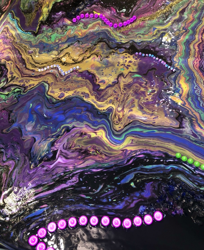 Slika narejena s tehniko prelivanja akrilnih barv dekorirana s steklom, kamenčki in perlami, ki odbijajo svetlobo. Izdelek ima popust, ker se je okvir platna pri sušenju zaradi teže barv rahlo upognil.