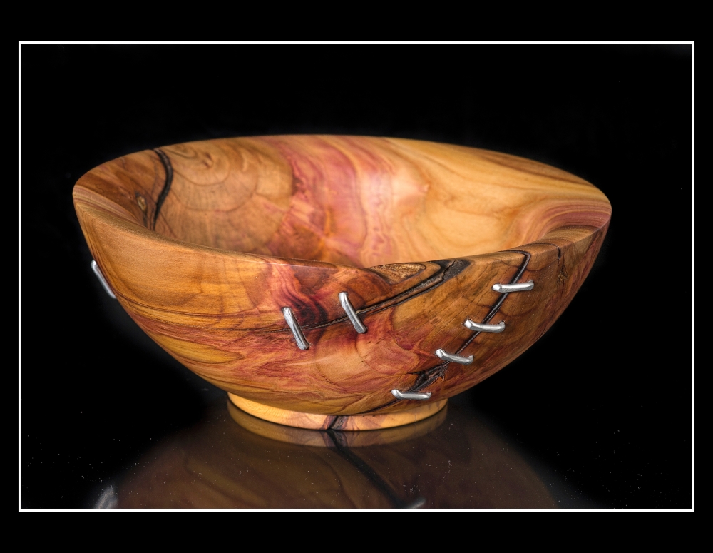 Lesena namizna okrasna skleda iz slivovega lesa dekorativno šivana z alu žico.