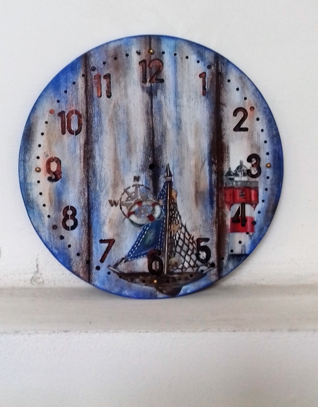Unikatna lesena stenska ura z motivom ladjice