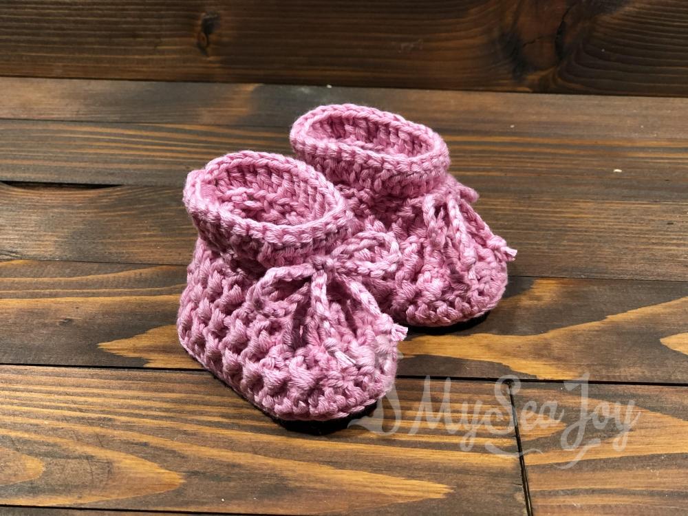 Čudovito darilo ob rojstvu otroka so kvačkani copatki iz kvalitetnega eko bombaža. 

Copatki so zelo prijetni na otip, mehki in udobni. 

Izbirate lahko med več odtenki roza barve.

Copatke prejmete v darilni embalaži.