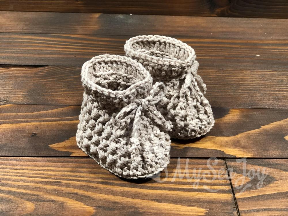 Čudovito darilo ob rojstvu otroka so kvačkani copatki iz kvalitetnega eko bombaža. 

Copatki so zelo prijetni na otip, mehki in udobni. 

Izbirate lahko med več odtenki modre barve.

Copatke prejmete v darilni embalaži.