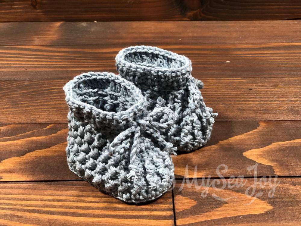 Čudovito darilo ob rojstvu otroka so kvačkani copatki iz kvalitetnega eko bombaža. 

Copatki so zelo prijetni na otip, mehki in udobni. 

Izbirate lahko med več odtenki modre barve.

Copatke prejmete v darilni embalaži.
