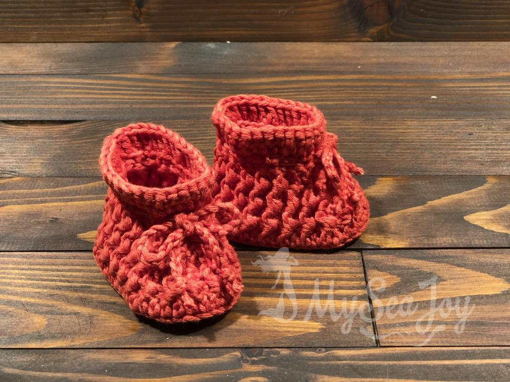 Čudovito darilo ob rojstvu otroka so kvačkani copatki iz kvalitetnega eko bombaža. 

Copatki so zelo prijetni na otip, mehki in udobni. 

Izbirate lahko med več odtenki rdeče, oranžne, marelične in bež barve. 

Copatke prejmete v darilni embalaži.