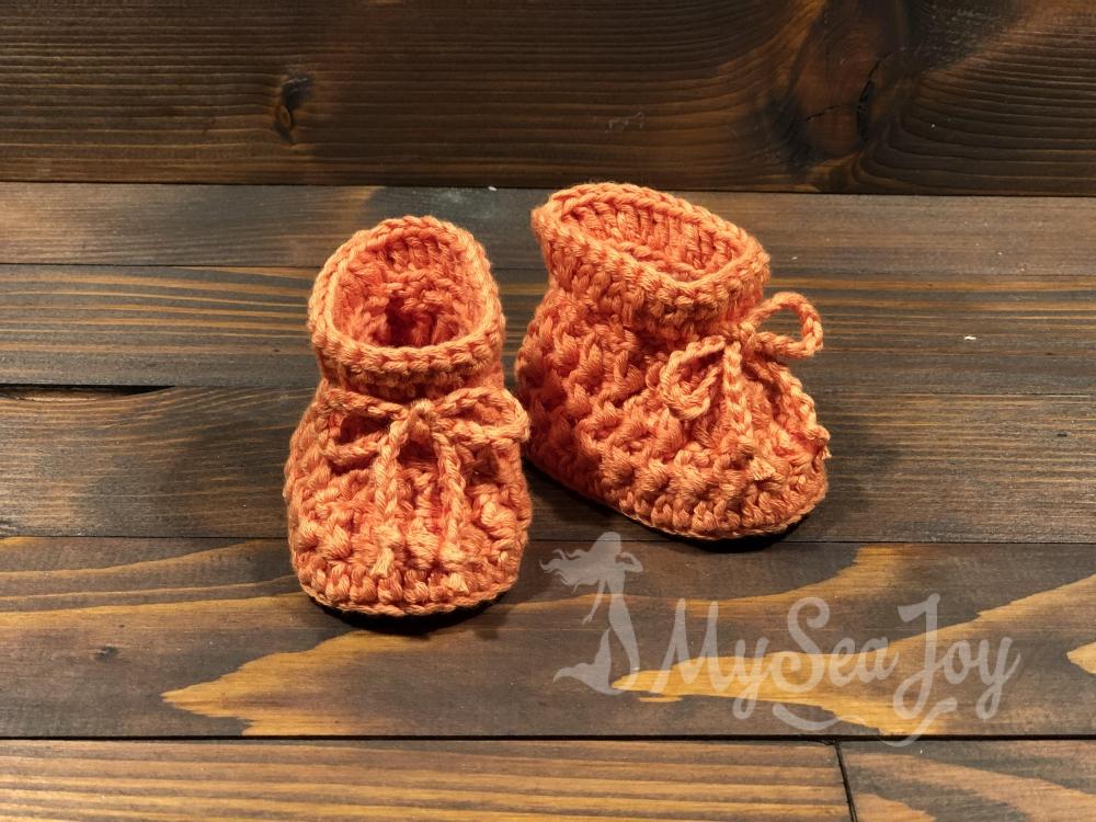 Čudovito darilo ob rojstvu otroka so kvačkani copatki iz kvalitetnega eko bombaža. 

Copatki so zelo prijetni na otip, mehki in udobni. 

Izbirate lahko med več odtenki rdeče, oranžne, marelične in bež barve. 

Copatke prejmete v darilni embalaži.