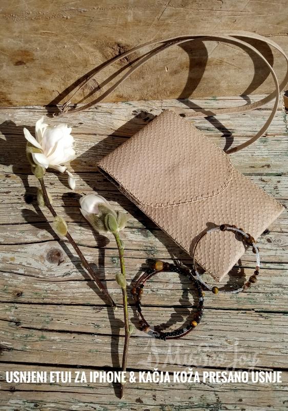 USNJEN IZDELEK- UNIKATEN IZDELEK - CELOTNO ROČNO IZDELAN
Prešano usnje izgled Kačja koža

Barva: Sivo - Bež
Zapira se na magnet, ki ni viden.
Nosi se okrog vratu ali cross body.